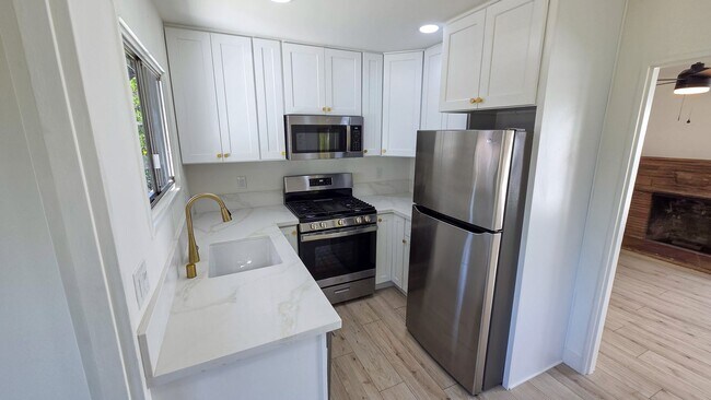 Foto del edificio - Beautifully Remodeled Detached 2 Bed 1 Bath Home with yard and pet friendly!