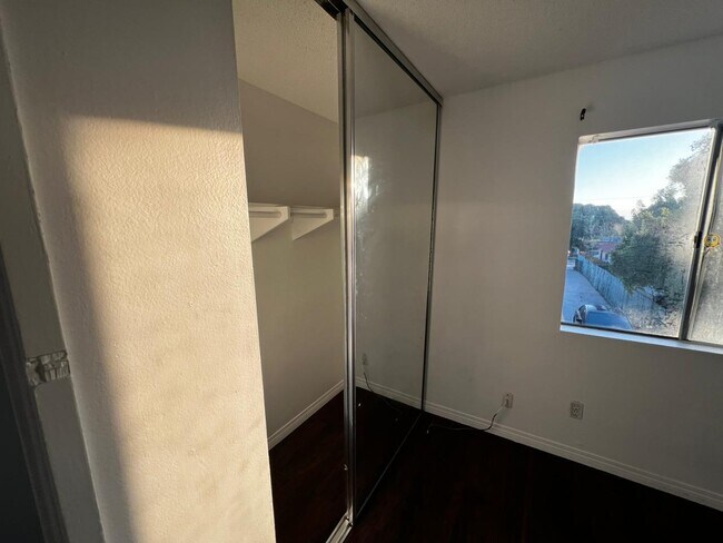 Foto del edificio - 1017 E 18th St