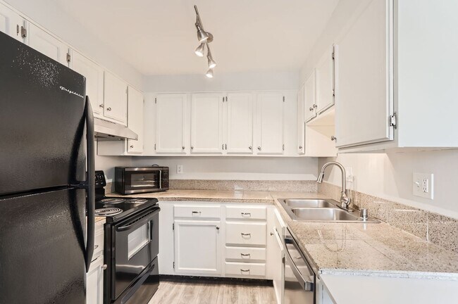 Building Photo - Evolve Real Estate: Charming Townhouse 2 B...