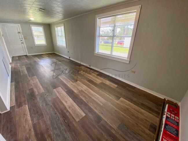 Building Photo - Simple & Comfortable 2 Bedroom Home in Iowa, LA with Large Yard & Shed