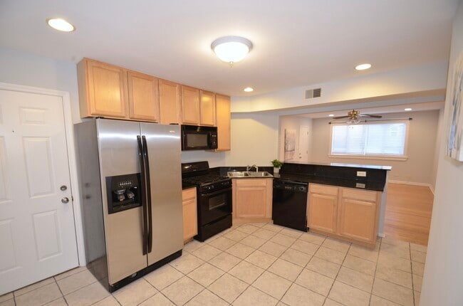 Building Photo - 1429 W Jarvis Ave