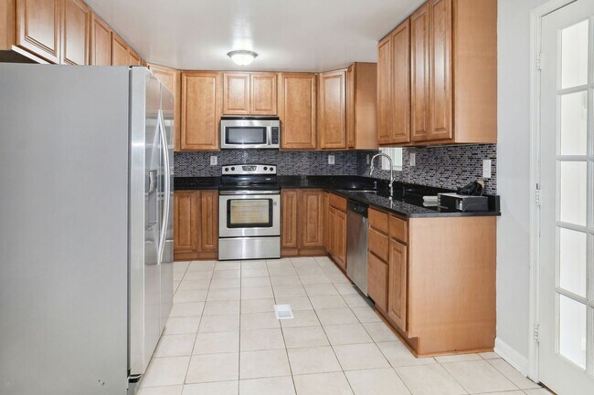 Building Photo - Newly Renovated 5BR/2BA Home with large yard