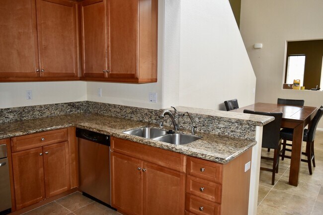 Foto del edificio - $3,800- 3 Bed 2 Bath Condo at Clover Commu...