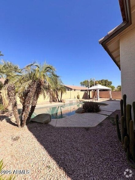 Building Photo - 1683 S Heritage Dr