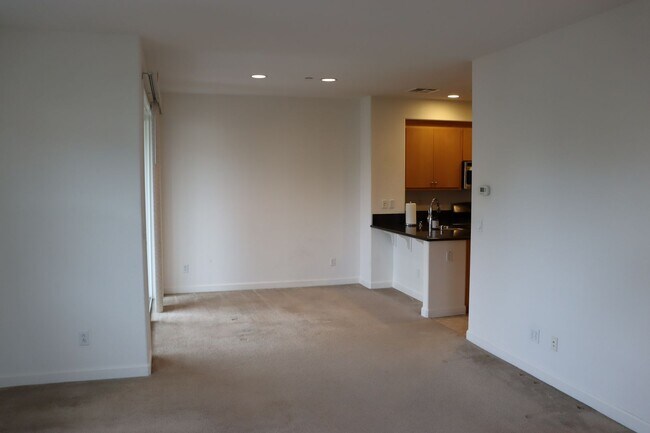 Building Photo - 2-bedroom, 2.5-bathroom house located in t...