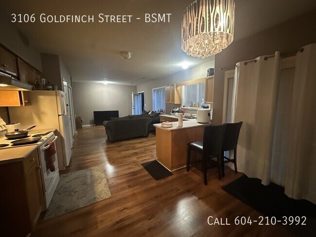Building Photo - Spacious Suite Near Highstreet