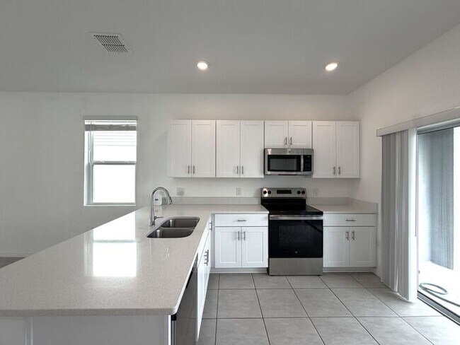 Building Photo - Westview End Unit Townhome