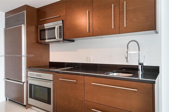 Building Photo - 465 Brickell Ave