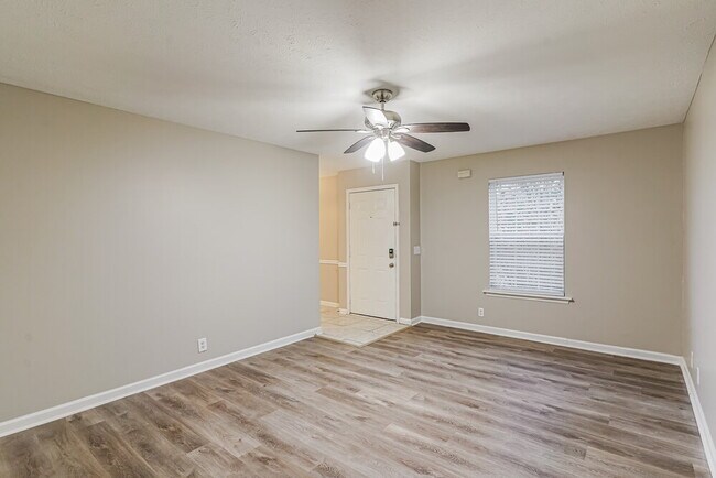 Foto del edificio - 1043 Tom Hailey Blvd