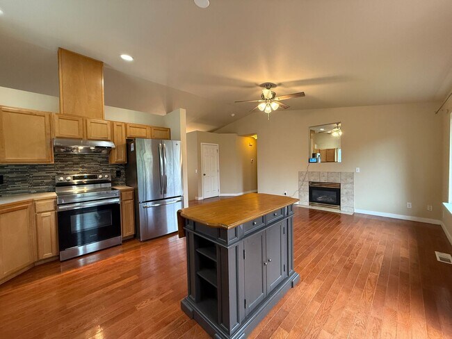 Foto del edificio - Beautiful Split-Entry 4 Bed 3 Bath Home Fully Fenced Yard