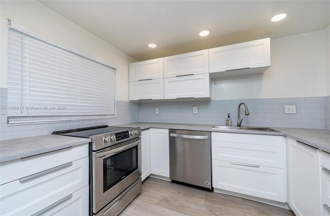 Building Photo - 8875b Fontainebleau Blvd