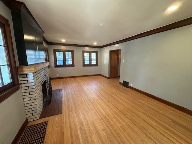 Building Photo - 214 E 6th St