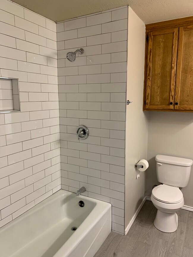Main Bathroom - 8207 Santa Fe Trl