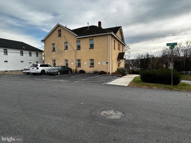 Building Photo - 615 Summit St