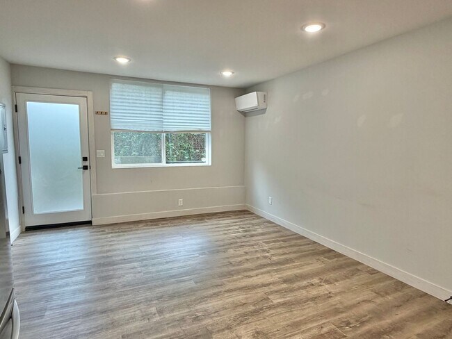 Foto del edificio - Upscale 3-level Modern Townhome in desired Delridge Neighborhood! Available Now!