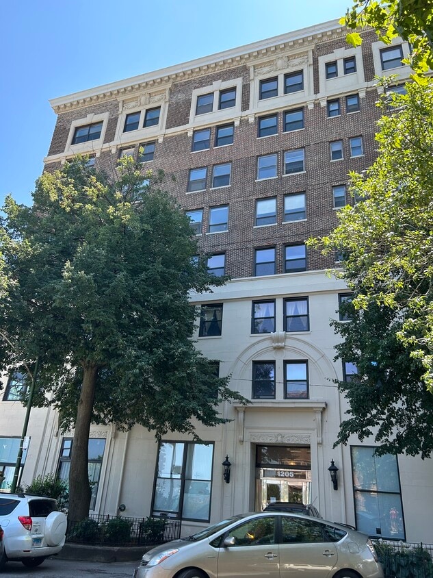 Primary Photo - 1205 W Sherwin Ave