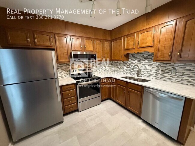 Foto del edificio - 2418 Cottage Pl