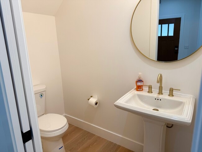 Building Photo - 678 E 45th St