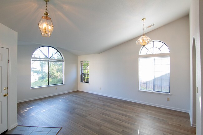 Building Photo - Beautiful Home in Country Heights!