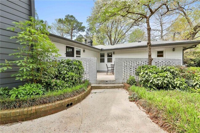 Foto del edificio - 2037 Lively Ridge Rd NE