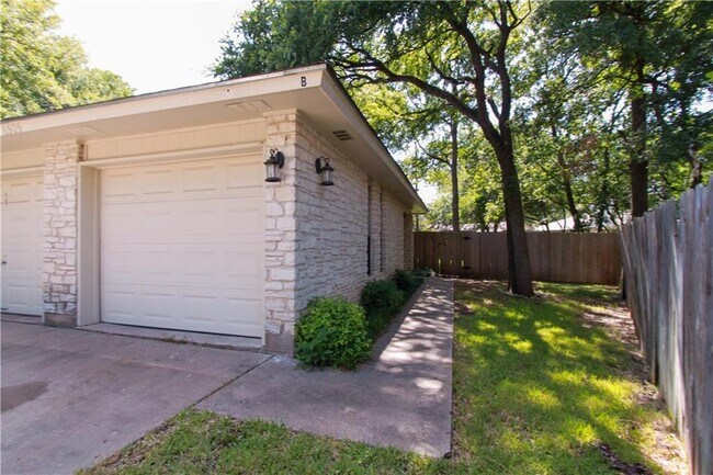 Building Photo - 6505 Columbia Oaks Ct