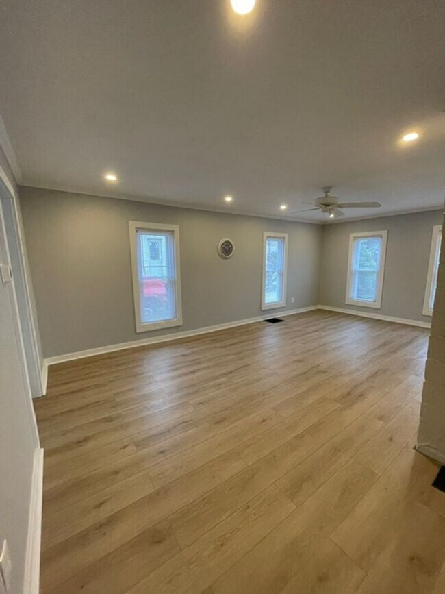 Foto del edificio - Newly Renovated 2 Bedroom Duplex