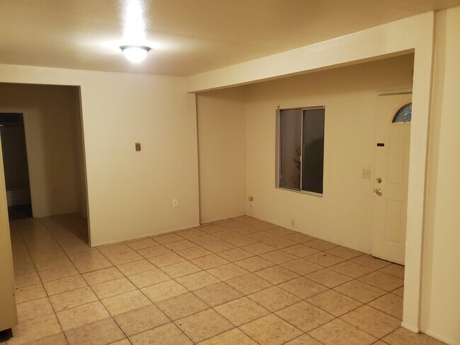 Living space - 4068 Newton Ave