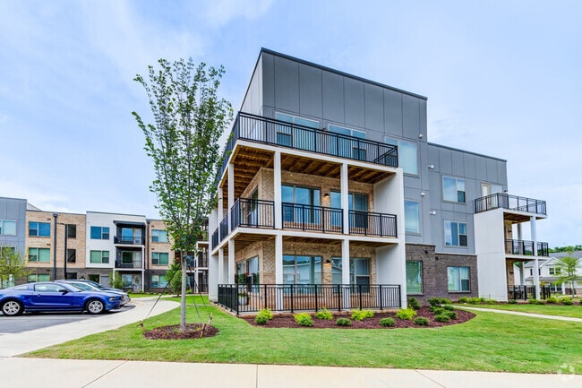 Building Photo - Taryn at 401