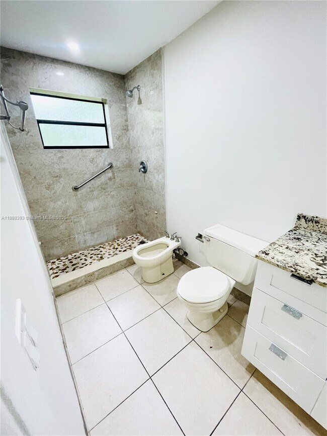 Foto del edificio - 2460 SW 16th St