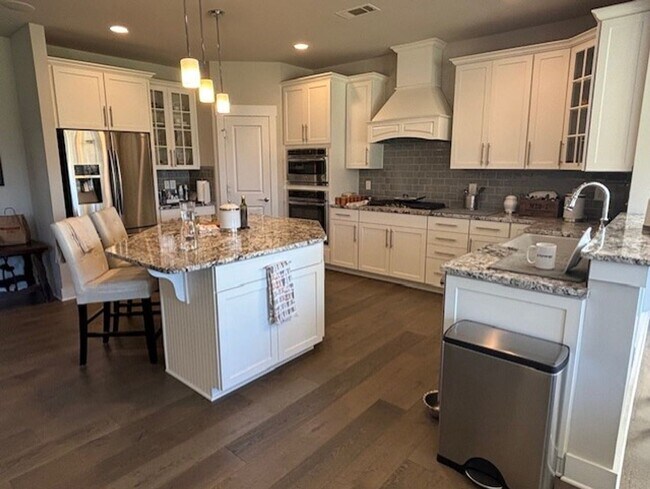 Foto del edificio - Stunning 5 Bed/4 Bath Home - Water View - ...