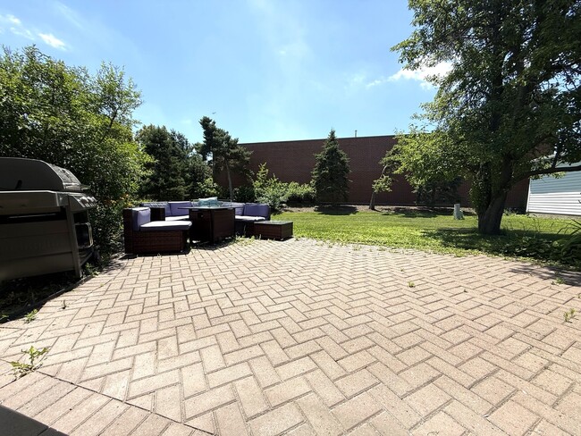 Building Photo - 715 Merlin Dr