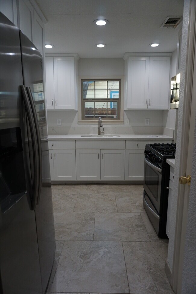 Photo - 1601 W Felix St House