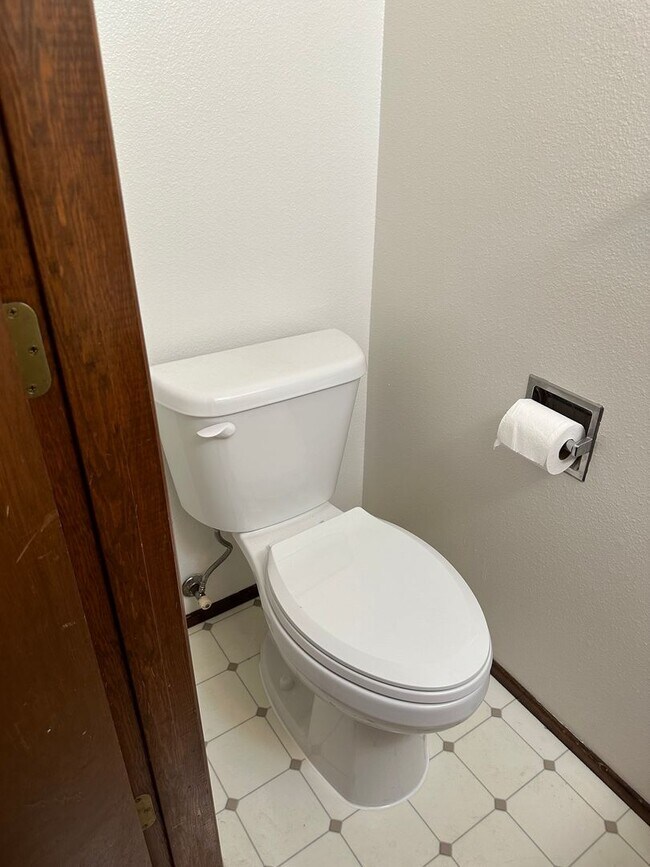 Foto del edificio - 2 bedroom 1.5 bathroom duplex in quiet Thu...