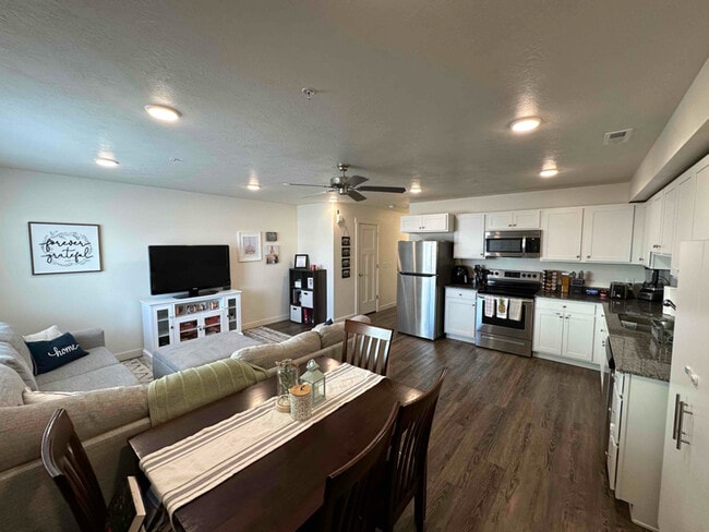 Building Photo - 393 W 625 N