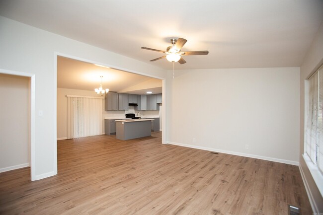Foto del edificio - 7710 Briarwood Cir