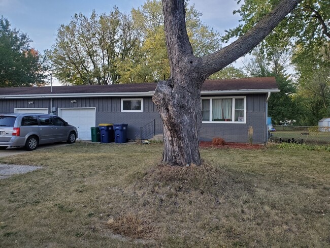 Building Photo - 863 E Elmwood Ave