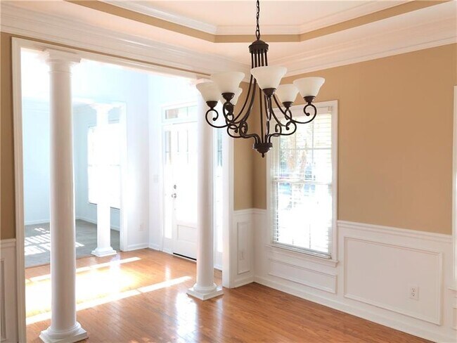 Building Photo - 2745 Ivy Hill Dr NE