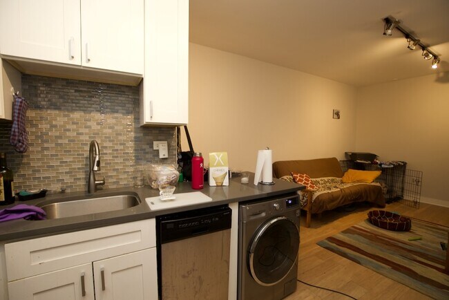 Foto del edificio - 511 W Belmont Ave