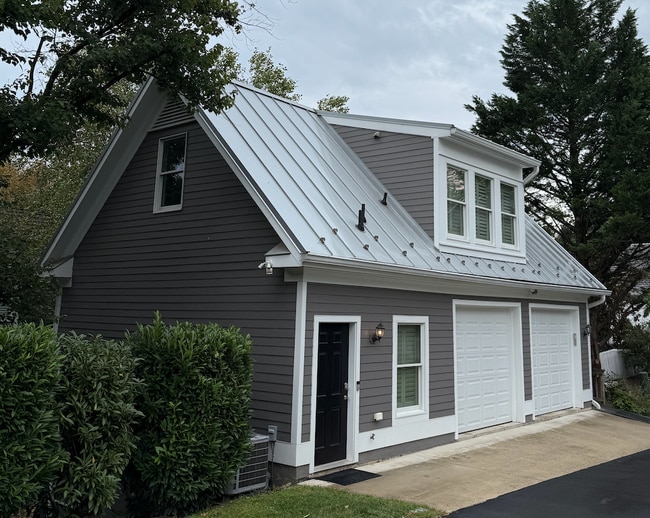 Building Photo - 312 Tschiffely Square Rd