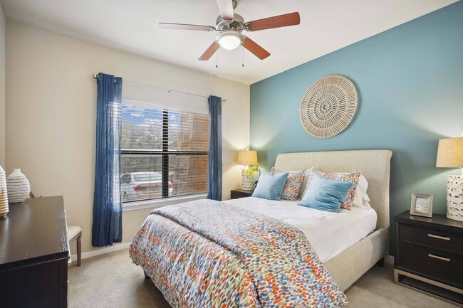Building Photo - Platinum Shavano Oaks Apartments
