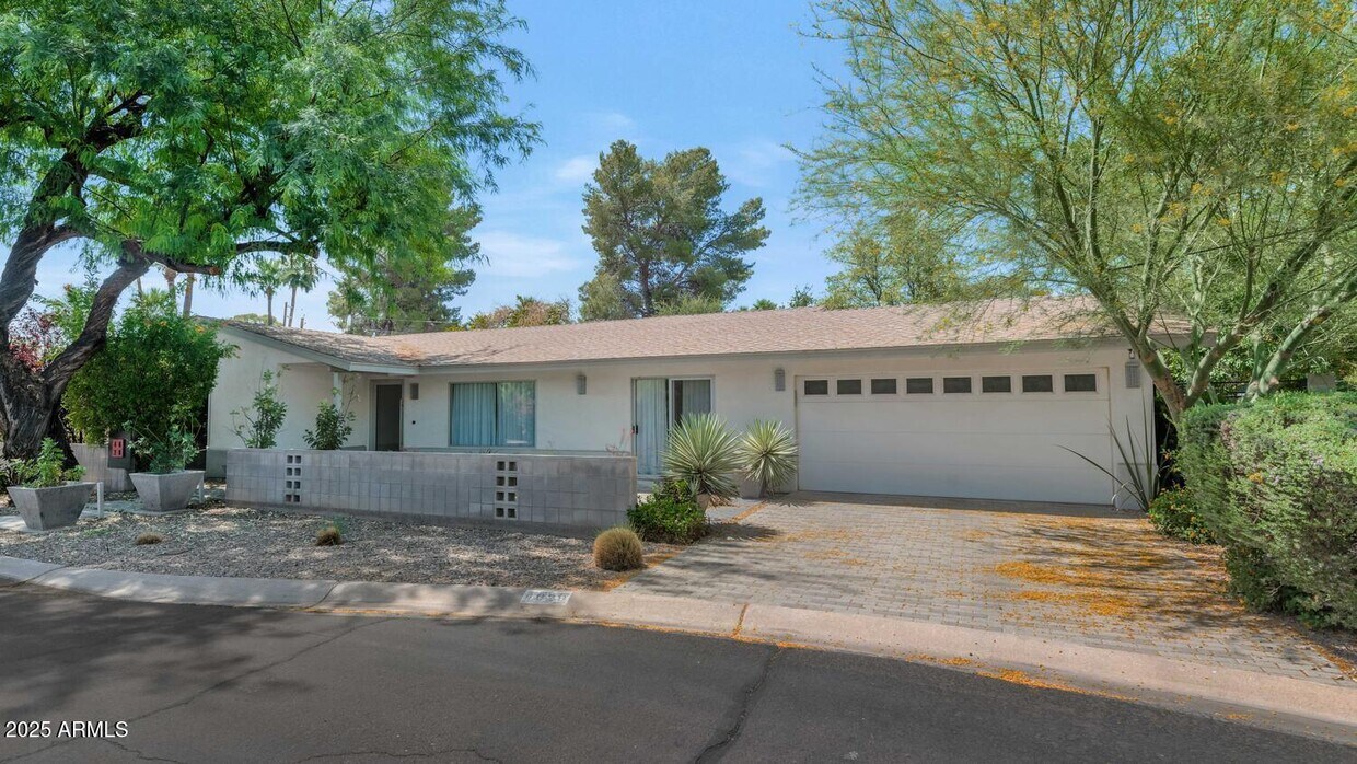 Primary Photo - 4629 E Earll Dr