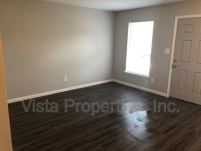 Building Photo - 4800 Saddlebrook Ln