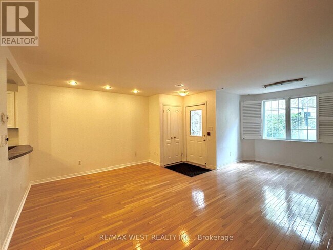 Photo du bâtiment - 108 Finch Ave W