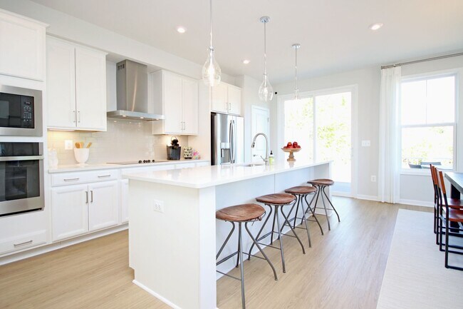 Building Photo - End-Unit Avon Park Townhome Near Biscuit R...
