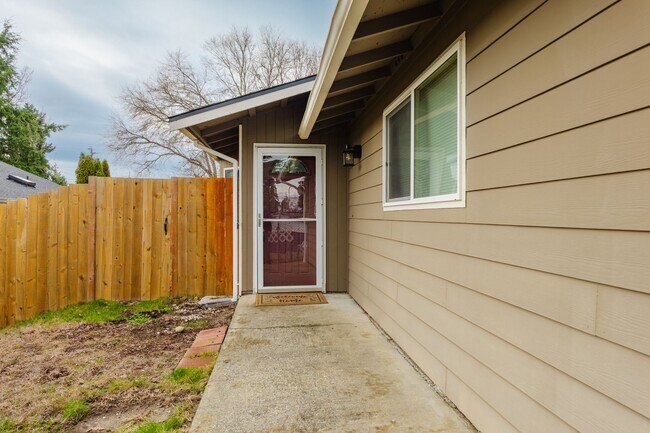 Foto del edificio - 3 Bedroom 1 Bathroom Rambler in NE Tacoma!