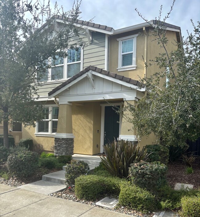 Stunning 4/2.5 (Solar/EV Plug In) Natomas! Please read entire ad for viewings! - Stunning 4/2.5 (Solar/EV Plug In) Natomas!  Please read entire ad for viewings! House