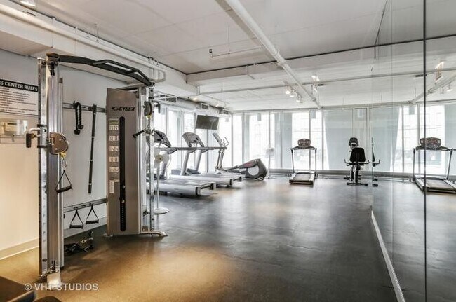 Building Photo - Enclosed bedrooms! 2 bed/2 bath Loft in Fu...
