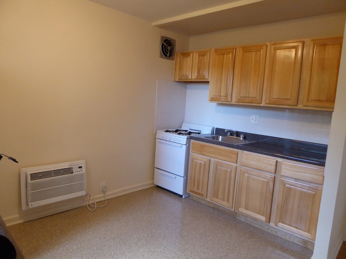 Primary Photo - 35-20 Leverich St