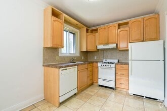 Building Photo - 4585 Av. Dupuis