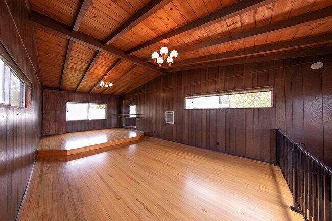 Building Photo - 4BR + Large Loft, 2BA, 2-Story House in Sa...